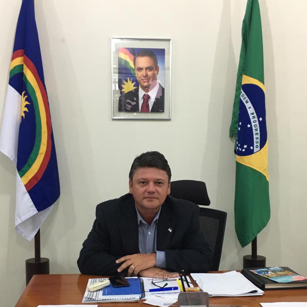 Foto mostra secretário Sileno Guedes sentado em seu gabinete 